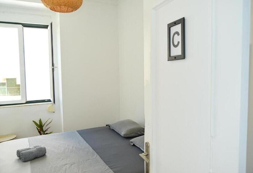 اتاق استاندارد با سرویس بهداشتی مشترک, Central Lisbon Rooms In Palmira Shared Apartment For Surf Lovers