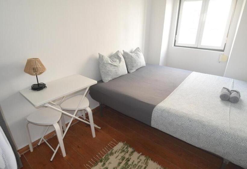 اتاق استاندارد با سرویس بهداشتی مشترک, Central Lisbon Rooms In Palmira Shared Apartment For Surf Lovers