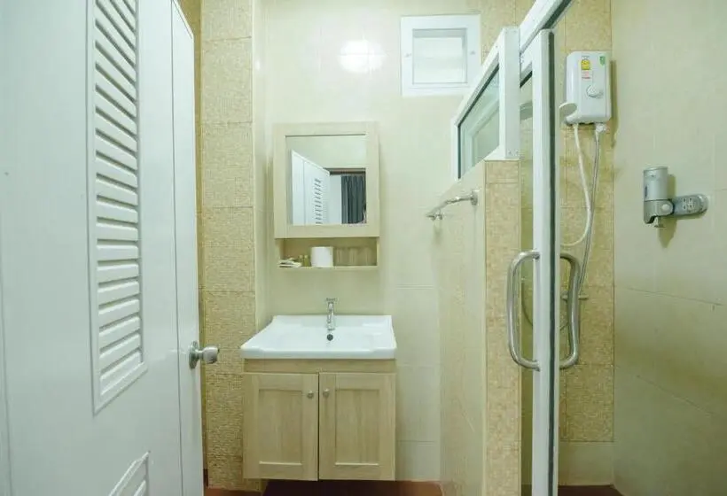 Standard Triple Room with Terrace, รีสอร์ท เรือนชมดาว