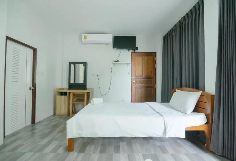 Standard Triple Room with Terrace, รีสอร์ท เรือนชมดาว