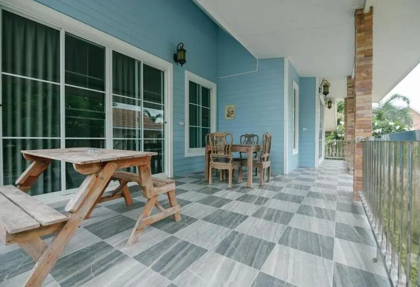 Standard Triple Room with Terrace, รีสอร์ท เรือนชมดาว