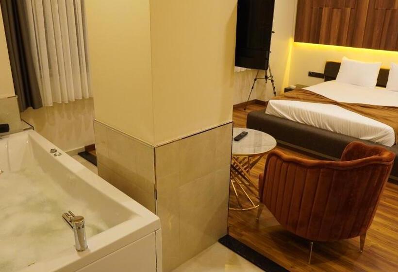 جناح مزود بجاكوزى, Amber Palace