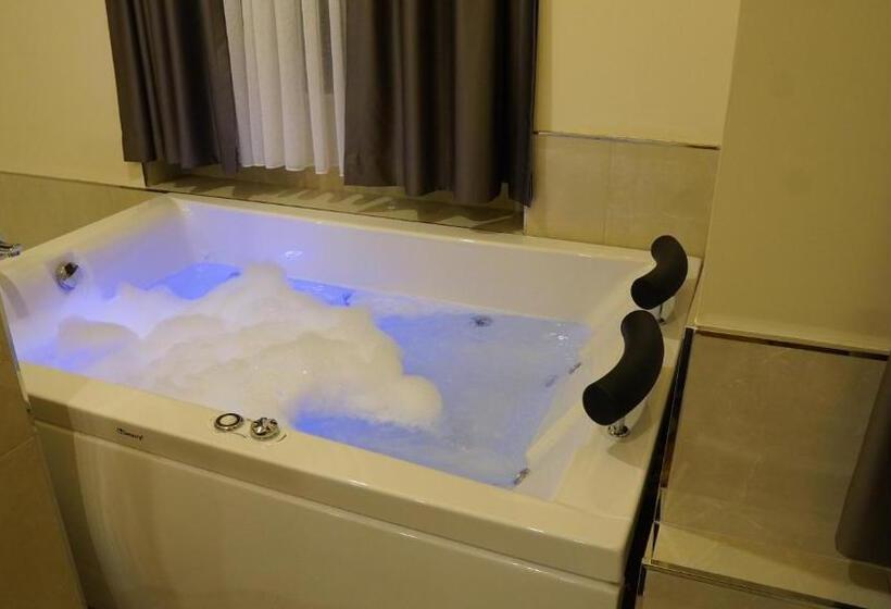 جناح مزود بجاكوزى, Amber Palace