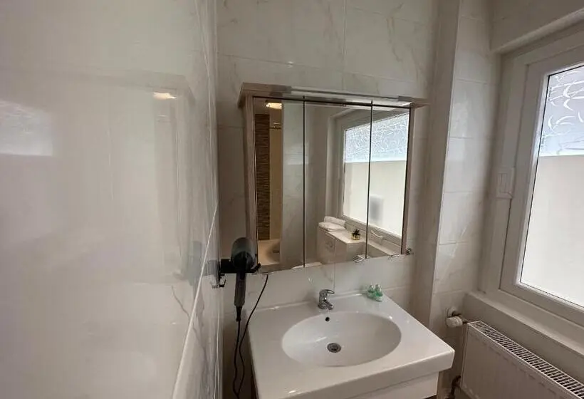 Standard Neljän Hengen Huone, Emilia