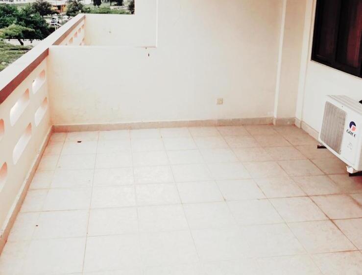 سوئیت با بالکن, Marjorie `y`