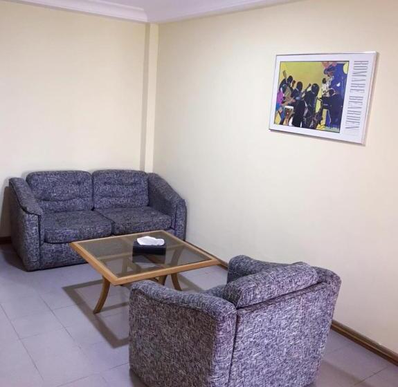 سوییت خانوادگی, Marjorie `y`