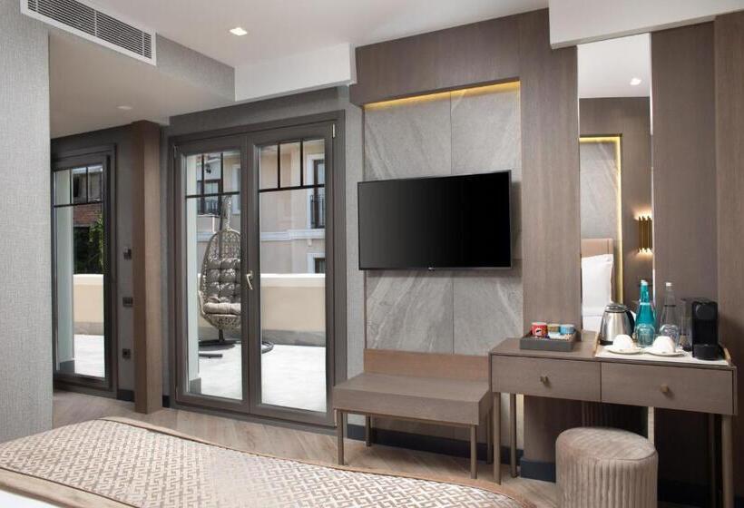 جناح مطلّ علي البحر, Me By Mula