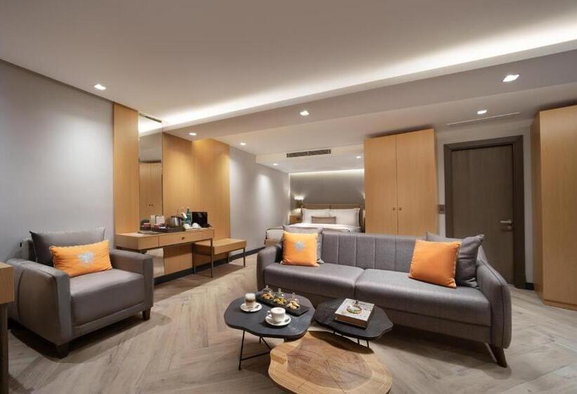 جناح مزود بتراس, Me By Mula