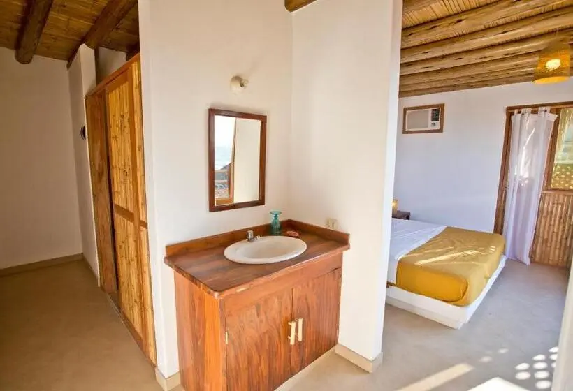 اتاق لوکس با بالکن و چشم‌انداز دریا, Soleil Bungalows