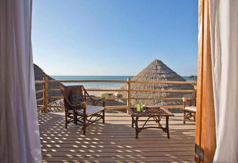 اتاق لوکس با بالکن و چشم‌انداز دریا, Soleil Bungalows