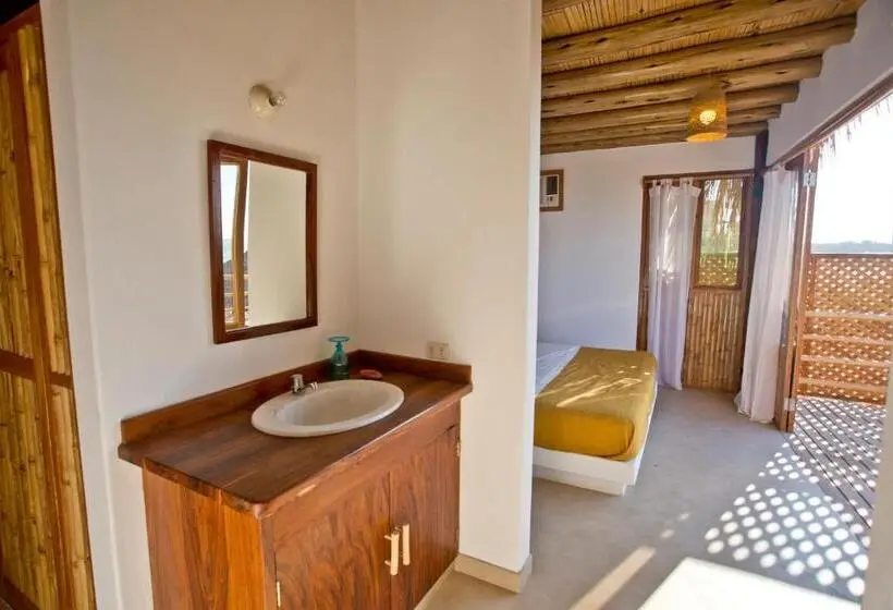 اتاق لوکس با بالکن و چشم‌انداز دریا, Soleil Bungalows