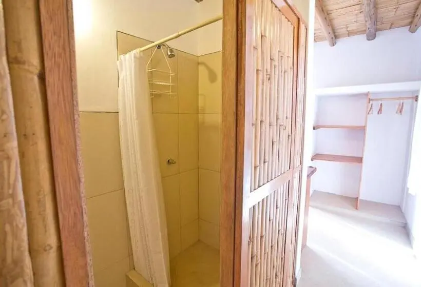اتاق لوکس با بالکن و چشم‌انداز دریا, Soleil Bungalows