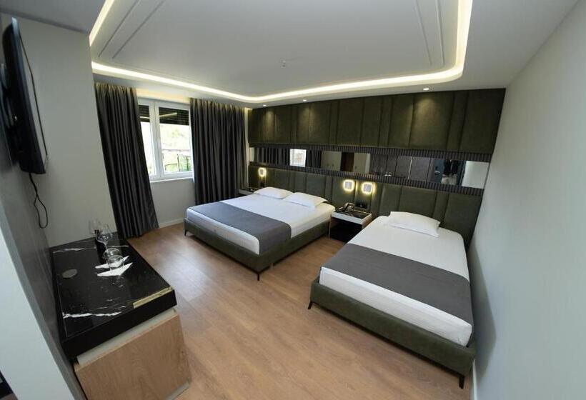 디럭스 트리플 룸, Monopoly