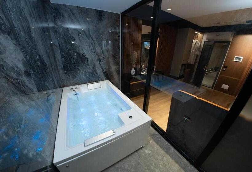 주니어 스위트, Monopoly