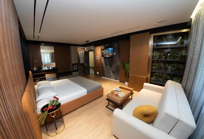 주니어 스위트, Monopoly