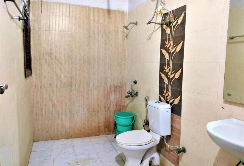 اتاق لوکس با بالکن, White Palace,nizamuddin Railway Station