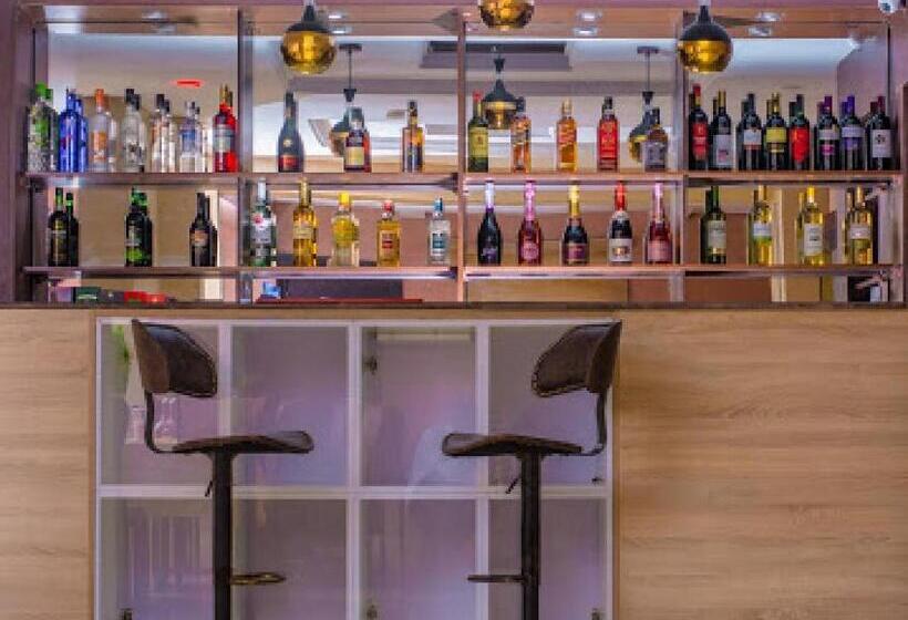 اتاق استاندارد چهار تخته, Room In Apartment   Oragon Hotel  Penthouse