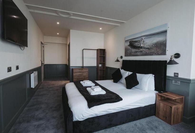 סוויטה נוף לים, The Royal Bar & Shaker