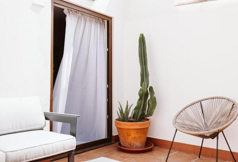 غرفة قياسية رباعية, Lindala Natural