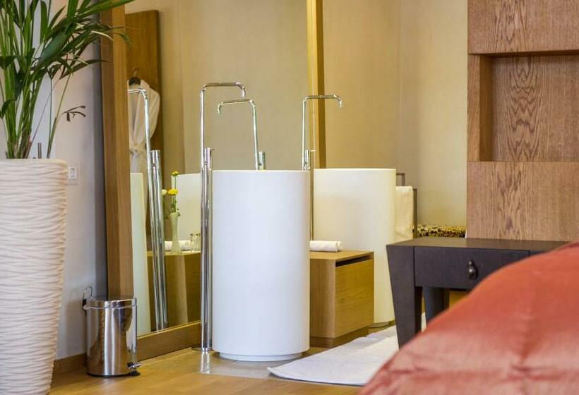 جناح ديلوكس, Hofwirt