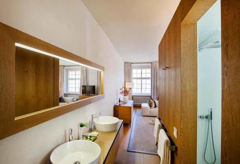 جناح ديلوكس, Hofwirt