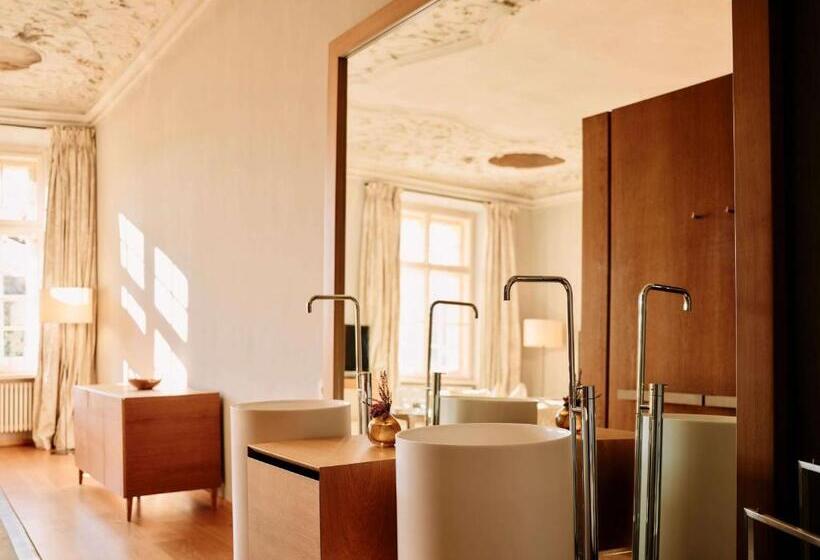 جناح ديلوكس, Hofwirt