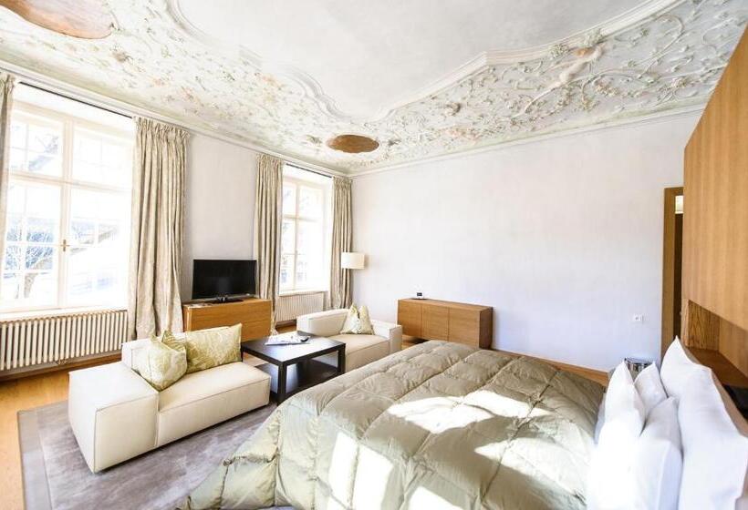 جناح ديلوكس, Hofwirt