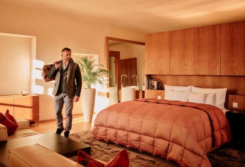 جناح ديلوكس, Hofwirt