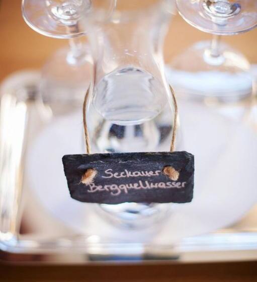 جناح جونيور, Hofwirt