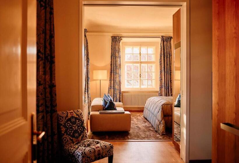 جناح جونيور, Hofwirt