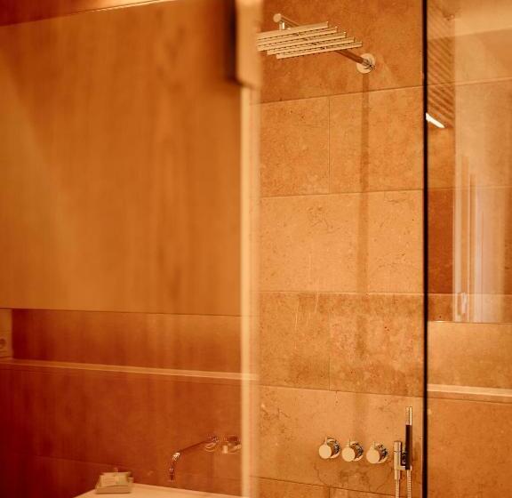 جناح جونيور, Hofwirt