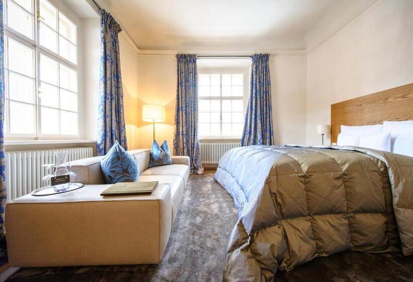 جناح جونيور, Hofwirt