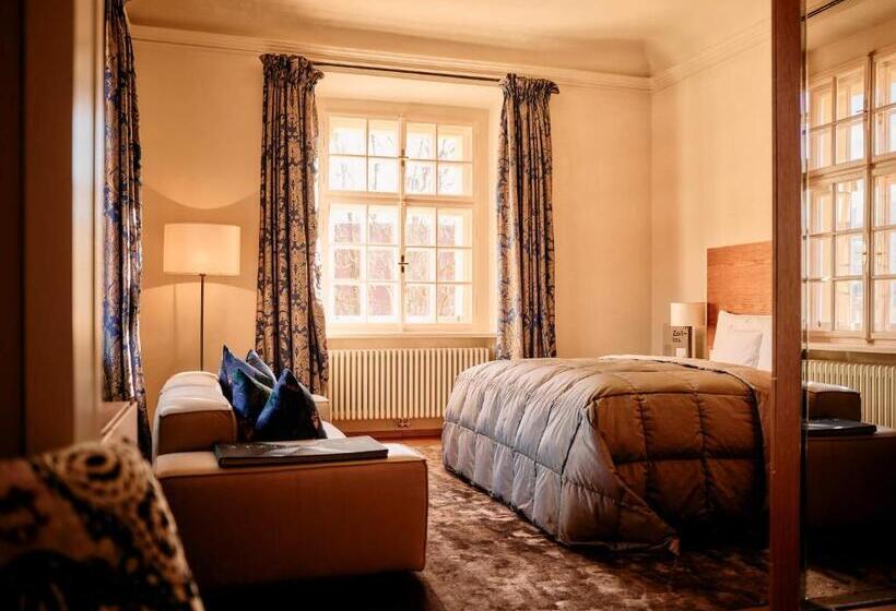 جناح جونيور, Hofwirt