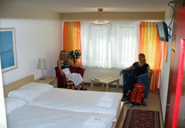 スタンダードルーム, Zak Neuhausen