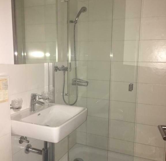 スタンダードルーム, Zak Neuhausen