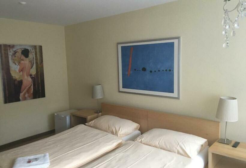 スタンダードルーム, Zak Neuhausen