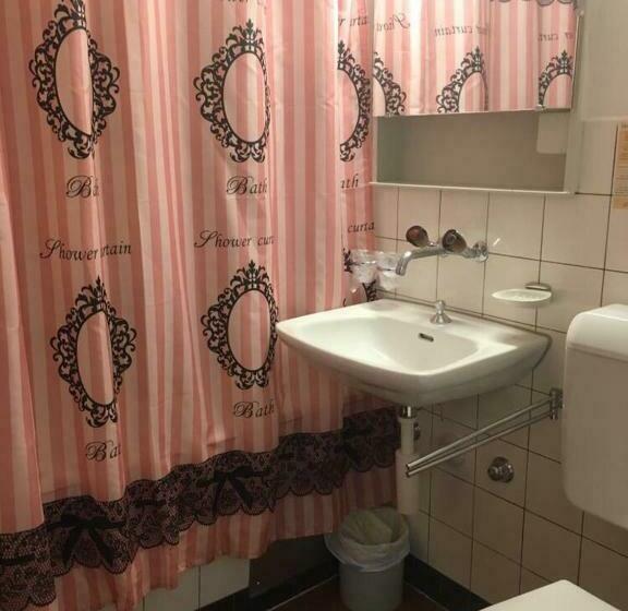 スタンダードルーム, Zak Neuhausen