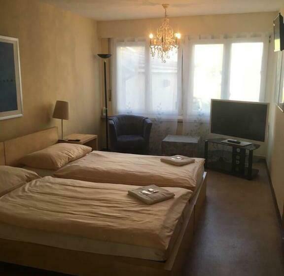 スタンダードルーム, Zak Neuhausen