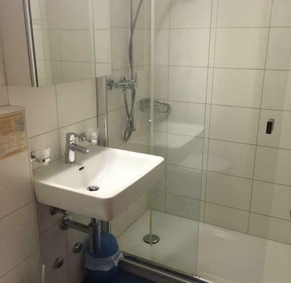 スタンダードルーム, Zak Neuhausen