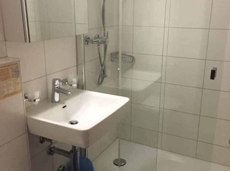 スタンダードルーム, Zak Neuhausen