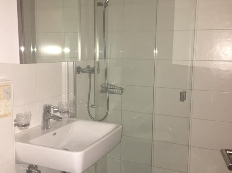 スタンダードルーム, Zak Neuhausen