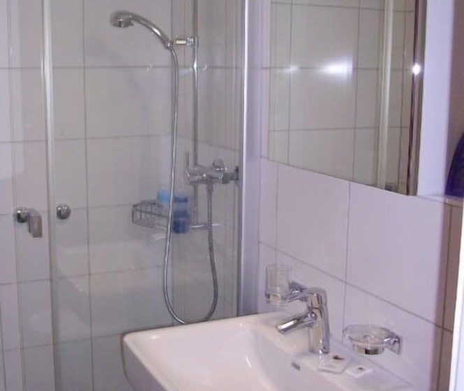 スタンダードルーム, Zak Neuhausen