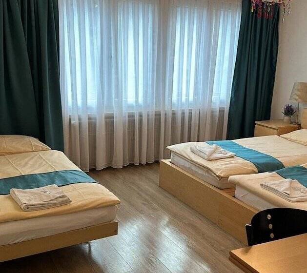 スタンダードルーム, Zak Neuhausen