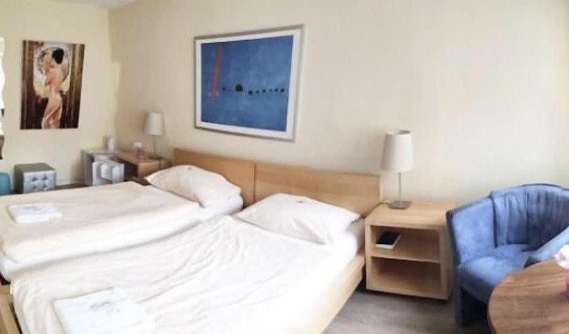 スタンダードルーム, Zak Neuhausen