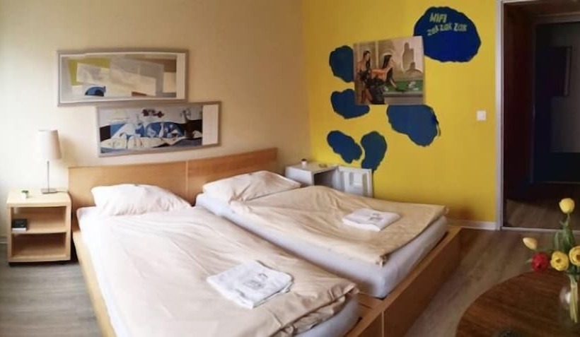 スタンダードルーム, Zak Neuhausen