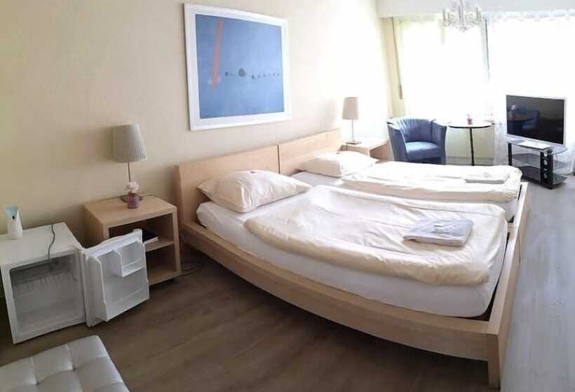 スタンダードルーム, Zak Neuhausen