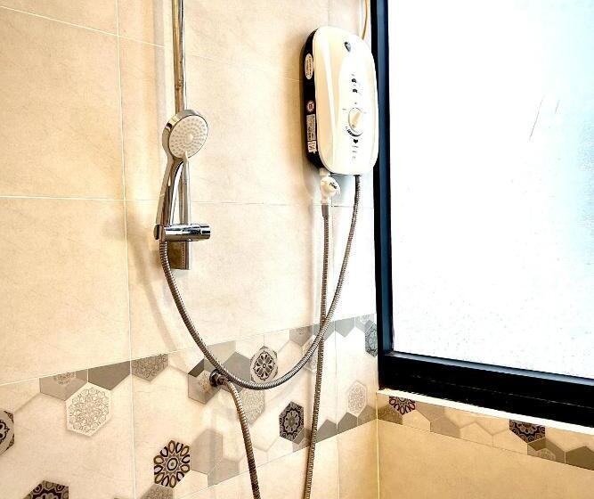 اتاق چهار تخته با دستشویی مشترک, Herbs Spa & Hotel Riverside Grand World