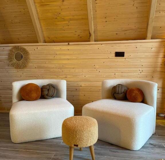 חדר דלוקס לשלושה, Pathika Bungalov