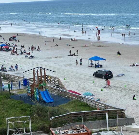 إستديو قياسى مزود بشرفة, Oceanfront Oasis