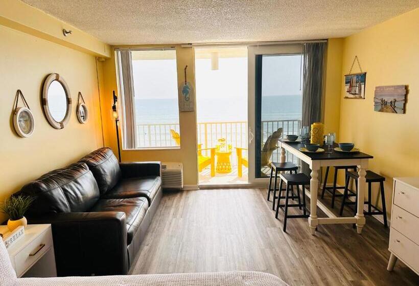 إستديو قياسى مزود بشرفة, Oceanfront Oasis